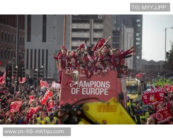 德里欧赛后高举欧冠MVP奖杯庆祝对利物浦的精彩表现与进球荣耀 德里欧赛后高举欧冠MVP奖杯庆祝对利物浦的精彩表现与进球荣耀
