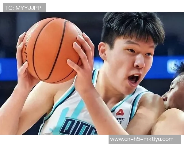 杨瀚森背粉色小书包启程湾区NBA首秀即将开启 杨瀚森背粉色小书包启程湾区NBA首秀即将开启
