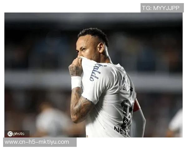 内马尔在桑托斯生涯打入150球庆祝仪式上获赠特别纪念品 内马尔在桑托斯生涯打入150球庆祝仪式上获赠特别纪念品